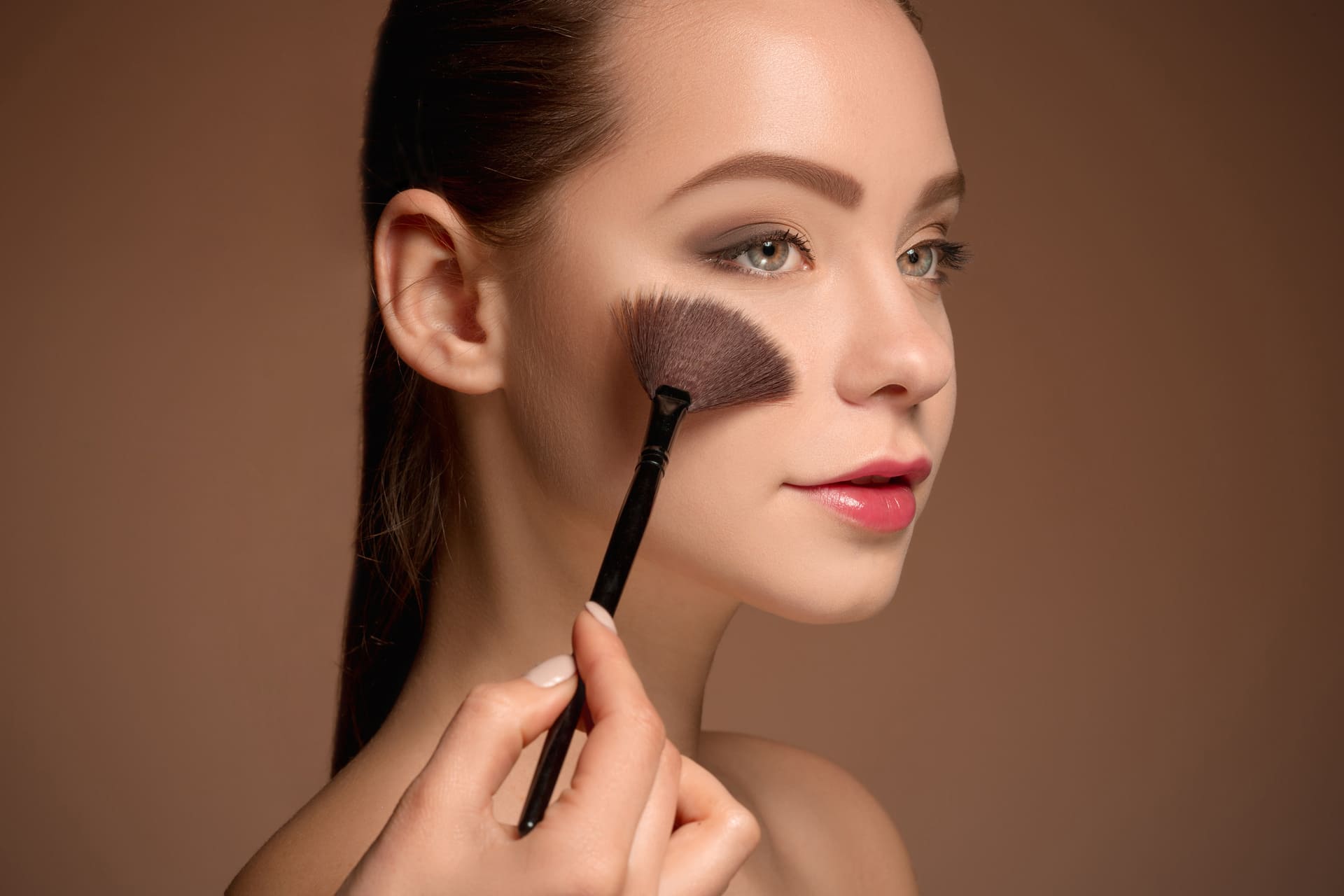 young-woman-putting-makeup